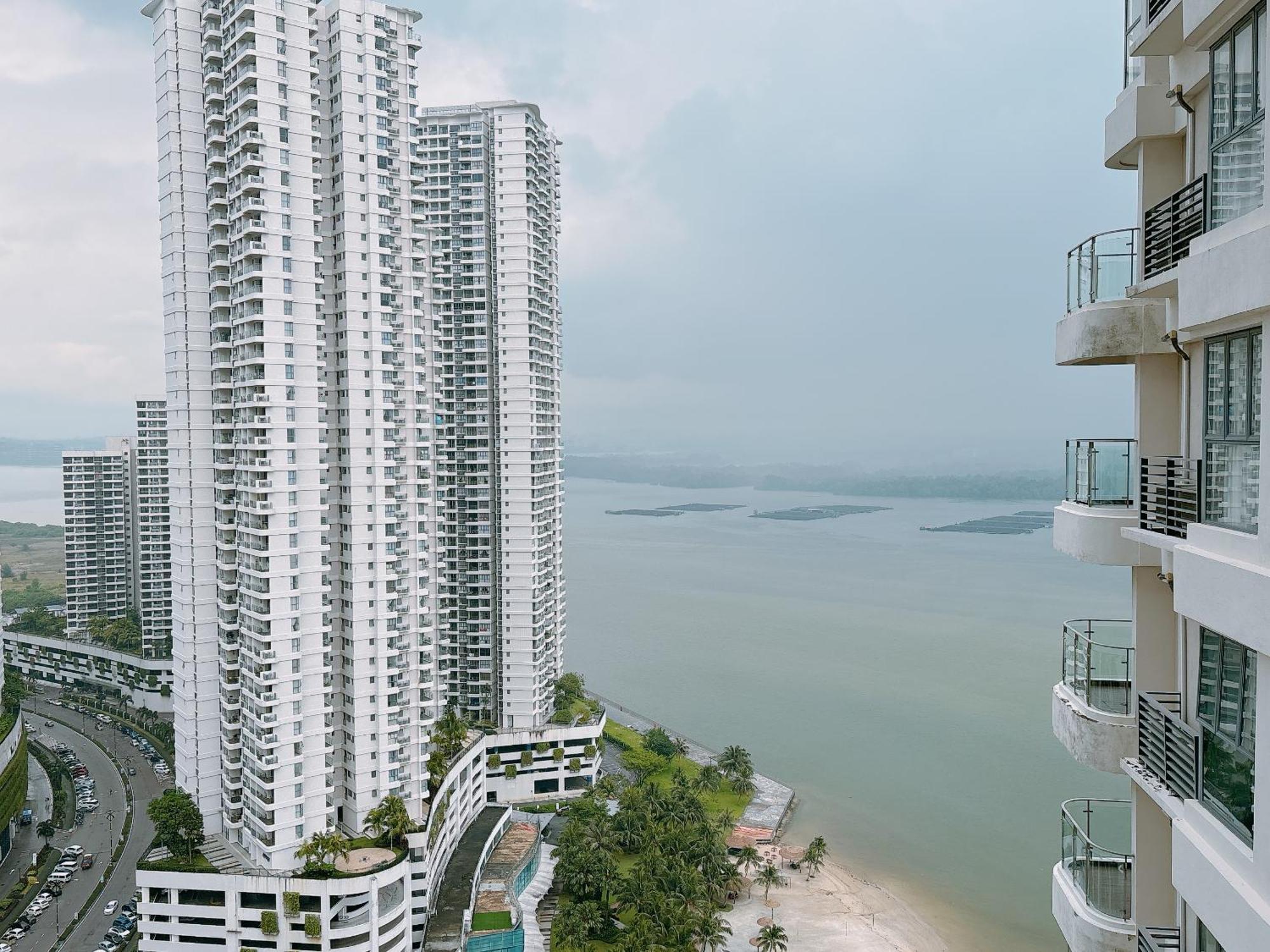 Seafront Country Garden Danga Bay By Lions Bay Apartment Johor Bahru Room photo