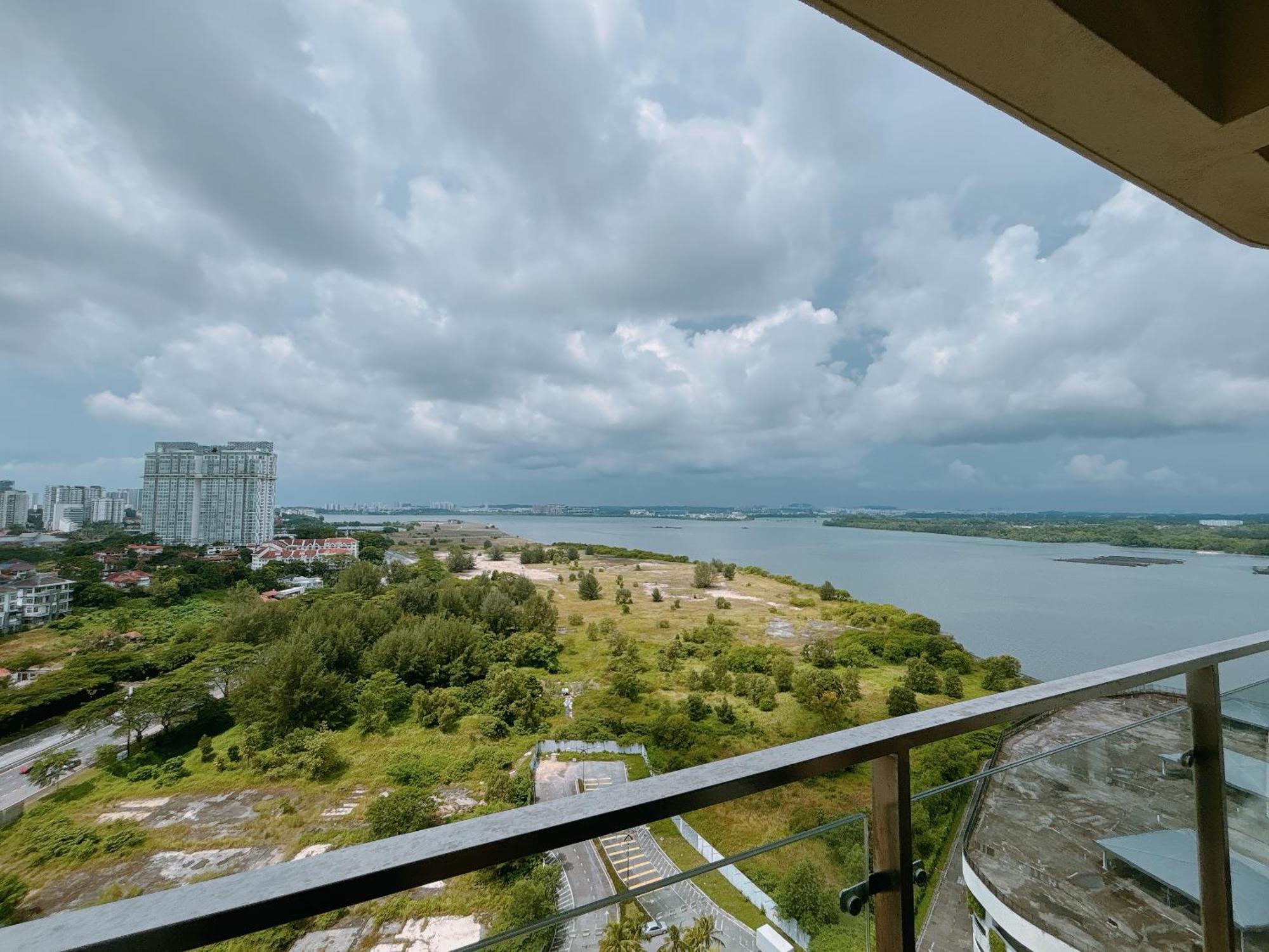 Seafront Country Garden Danga Bay By Lions Bay Apartment Johor Bahru Room photo