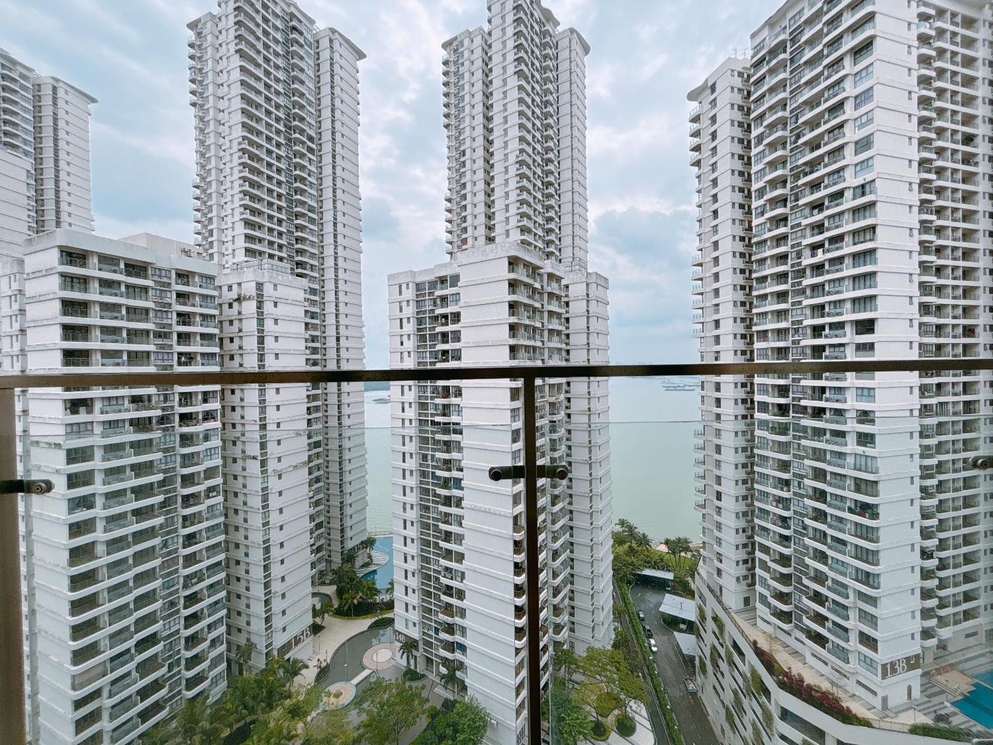 Seafront Country Garden Danga Bay By Lions Bay Apartment Johor Bahru Room photo